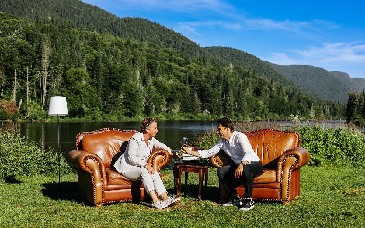 Jean-Michel Lhomme et Christelle Colling en tournage au bord du lac, au chalet